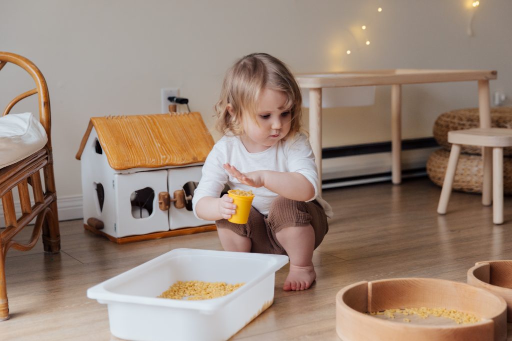 Mooie, goed ingerichte kinderkamer met bed, bureau, opbergruimte en decoratie voor een perfecte kinderkamer