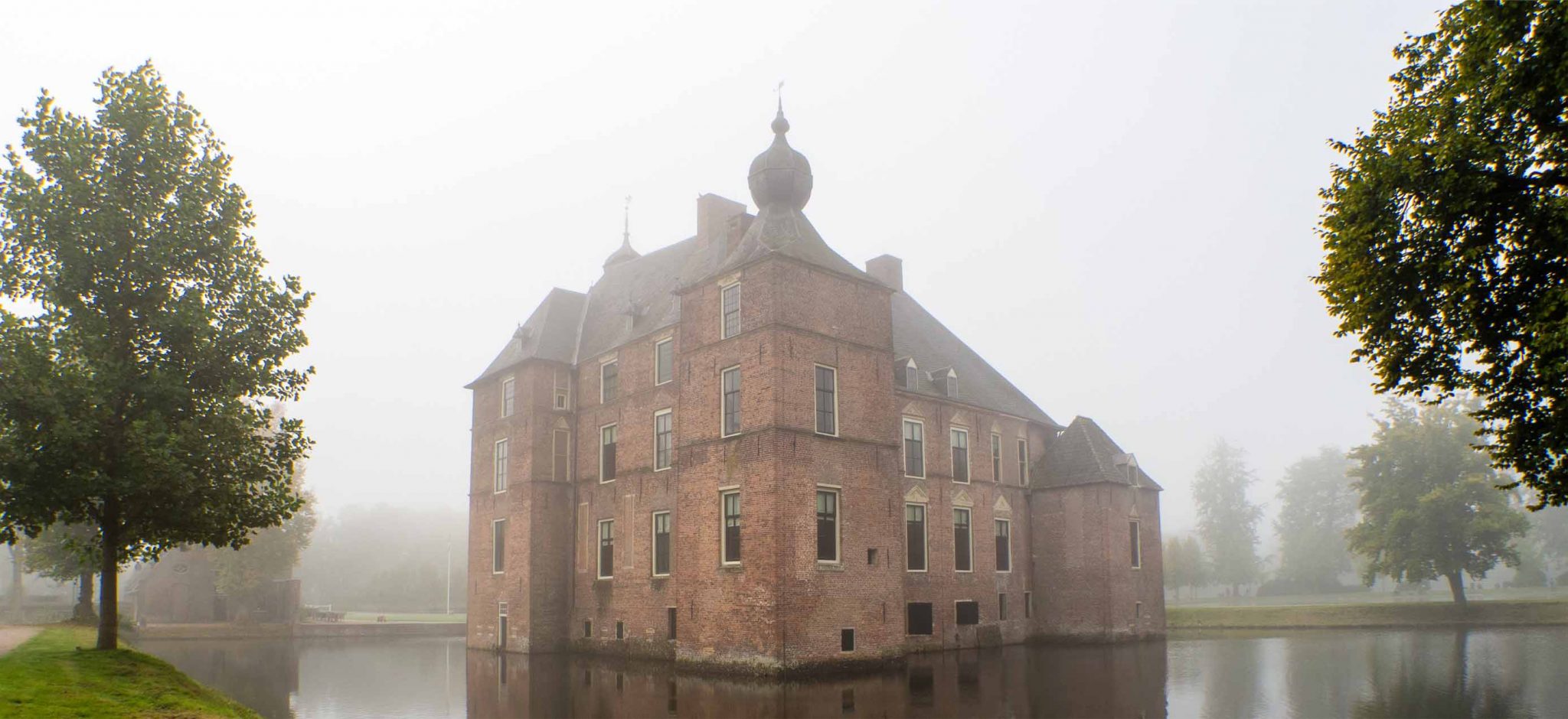 Kasteel in de mist - droomwonen in een kasteel is werkelijkheid