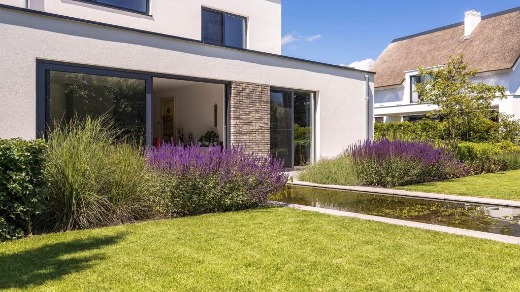 Moderne tuin met strakke lijnen, geometrische vormen en duurzame materialen zoals beton en cortenstaal